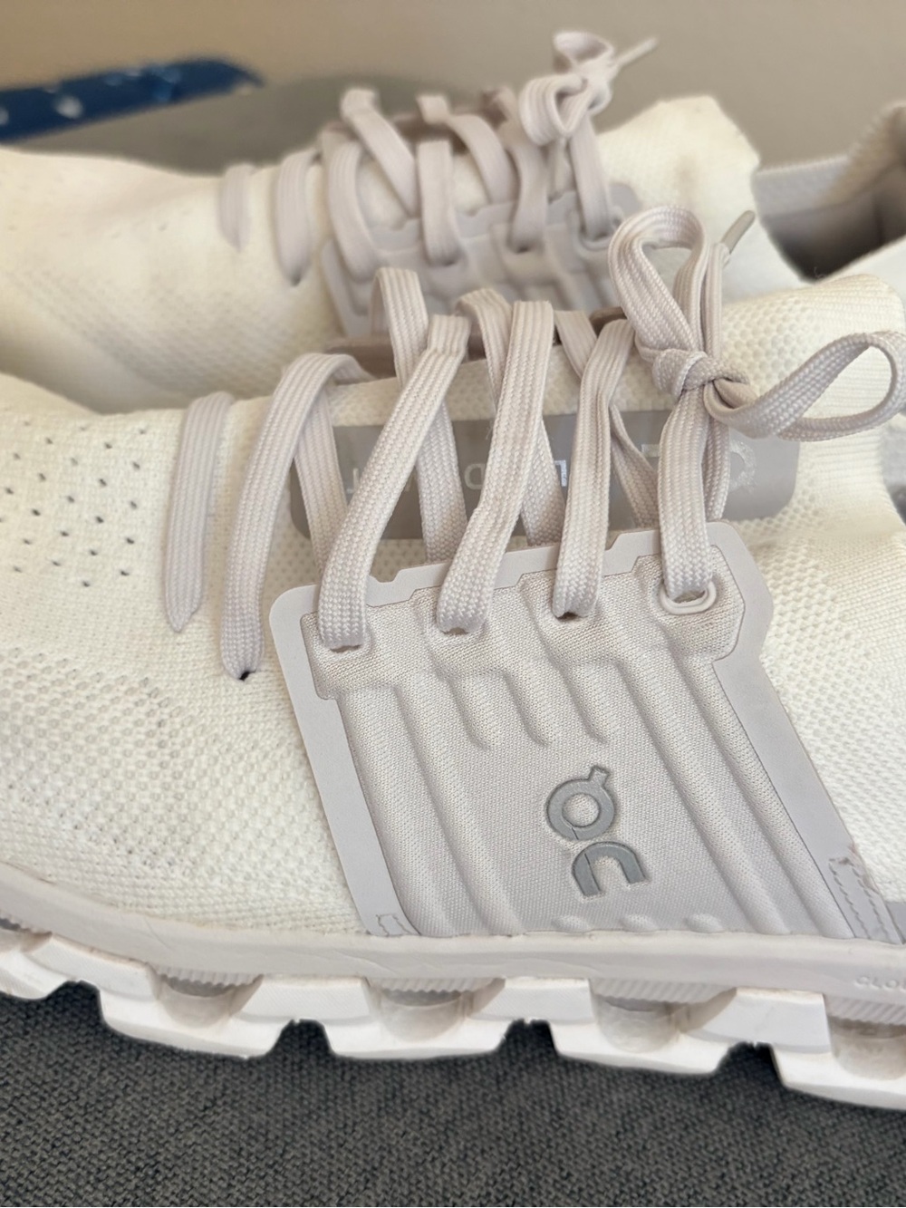 On Cloud Running Shoes - White - Picture 3 of 7